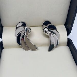 Vintage Jewelry Monet Elegant Silver-Tone Women's Clip On Earrings